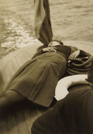 Ernst Louis Beck. Femme allongée sur le pont , 1933