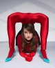 Eva Crutzen contorsionniste en rouge il faut qu'on parle