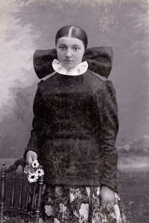 Femme en costume catholique sorabe de Jauer les marguerites