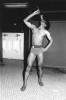 Fire Eater, Men’s Room at Disco, Men’s Room at Disco, Photo © Arlene Gottfried, 1978 le mangeur de feu des toilettes pour hommes le temps fraîchit mangez chaud