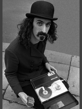 Frank Zappa 1967 chapeau melon et magnétophone à bandes