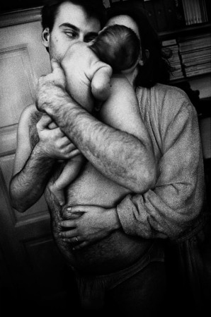 From French Kiss, Photo © Anders Petersen, 2008 bébé père mère