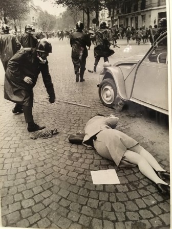 Gilles Caron 6 mai 1968 Boulevard Saint-Germain police Paris manifestation violence policière sur les pavés les femmes tu te reposeras le dimanche