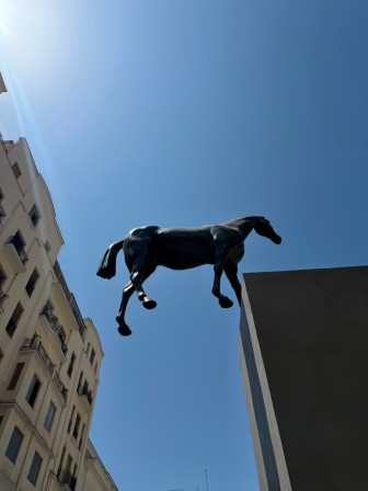 Gonzalo Lebrija “El rumor de la discordia” en la plaza del Carmen Madrid les chevaux dans le ciel