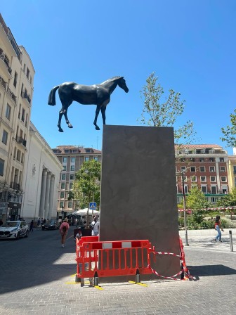 Gonzalo Lebrija “El rumor de la discordia” en la plaza del Carmen Madrid on suspend bien les chevaux