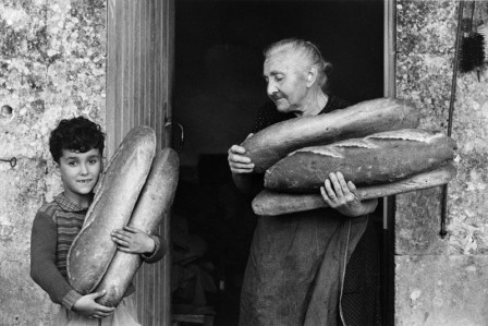 Grandmother, Child and Bread. Charente (Poitou-Charentes), Photo by Janine Niepce, 1958 pain Marcel Pagnol la famille du boulanger