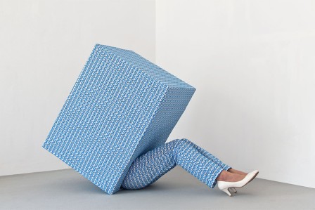 Guda Koster living in a box 2015 vivre dans une boîte emballage cadeau photo de cube