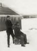 Haircut in snow, 1917 - by Reuben R. Sallows (1855 - 1937), Canadian cheveux les coupes d'hiver quand homme blanc se faire couper les cheveux