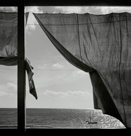Herbert List The Mediterrenian sea, Liguria, 1936 ouvre les rideaux