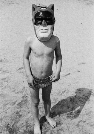 Iain McKell, 1977 masque petit Batman à la plage bonjour Gotham sur mer