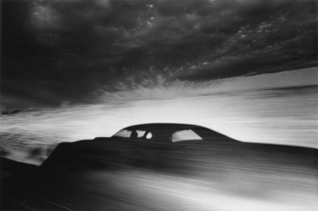 Ikko Narahara Shadow of car driving through desert, Arizona, from the series “Where Time Has Vanished”, 1971 comme une voiture lancée à pleine vitesse dans la nuit