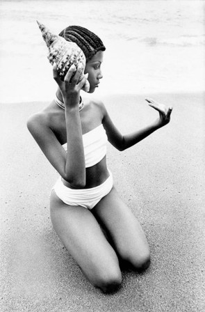 Iman photographed by Norman Parkinson in King Peter's Bay, Tobago, for Vogue, May 1976 coquillage téléphone allo la mer