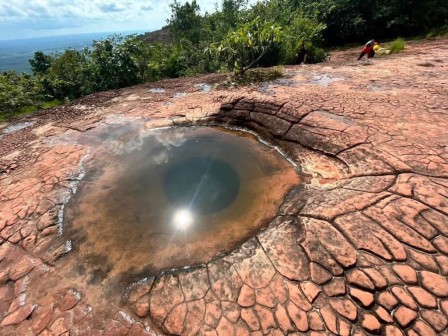 In Phu Langka Plateau (National Park) in Bueng Kan Province, when rainwater accumulates on a natural rock near Naga Cave, it resembles an eye, earning it the name Naga's Eye (the eye of the serpent deity) l'oeil du serpent