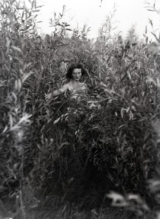 In the reeds, 1939. From the Budapest Municipal Photography Company archive Eve dans les roseaux