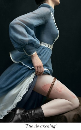 sous une robe relevée, la marque rouge d'une arme sur la cuisse d'une femme