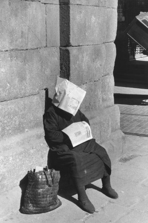 Inge Morath. Siesta of a Lottery Ticket Vendor, Plaza Mayor, Madrid, 1955 il va faire beau