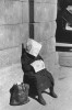 Inge Morath. Siesta of a Lottery Ticket Vendor, Plaza Mayor, Madrid, 1955 il va faire beau