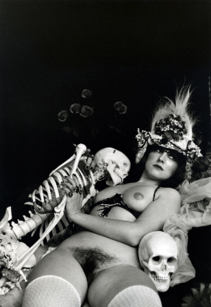 une femme nue, allongée avec des squelettes