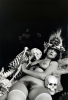 une femme nue, allongée avec des squelettes