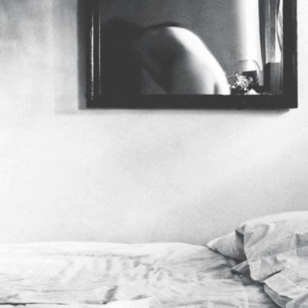 Irina Joanne ton dos dans le miroir