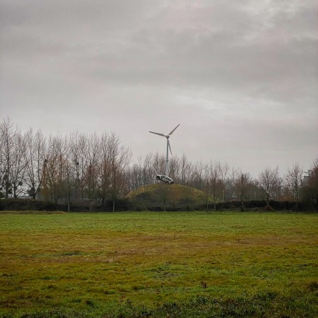 Isabelle Vannier la voiture verte électrique et son chargeur écologique.jpg, janv. 2024