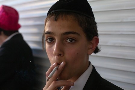 Itay Davidyan jeune juif fumant une cigarette.jpg, janv. 2024