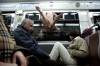 dans l'indifférence générale des autres voyageurs, une femme nue s'échappe du métro boulot dodo en sortant par la fenêtre de celui-ci