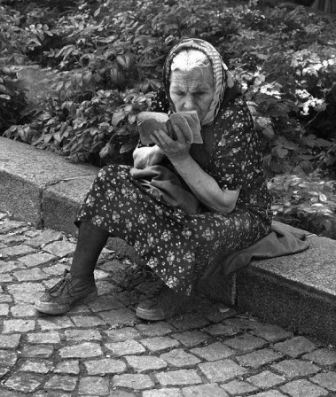 Jaume Asamar - Old woman reading, 2007. Spanish livre rentrée littéraire des vieux