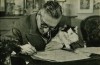 1946, Jean-Paul Sartre terminant la rédaction de son ouvrage &amp;quot;L'existentialisme est un humanisme", son chat sur ses genoux