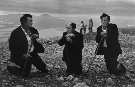 Josef Koudelka Irlande 1972 les hommes à genoux