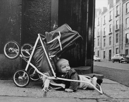 Joseph McKenzie. Dundee, Scotland, c. 1965 bébé tombé du landau la chute du petit Usher
