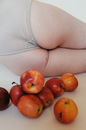 Kate Sweeney mangez des pommes