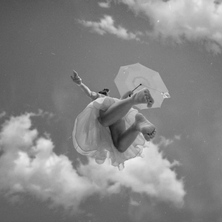Katrina Yu Fallen Angel Mary Poppins lévitation les attaques de drones féminins
