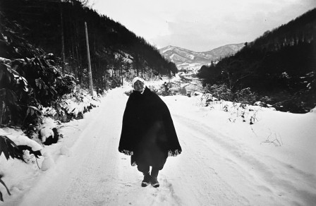 Kazuo Kitai. Snowy Road, Tono, Iwate, 1976 route sous la neige bonjour canicule