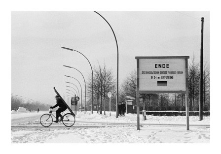 Konrad Hoffmeister Berlin sous la neige à vélo fin du monde