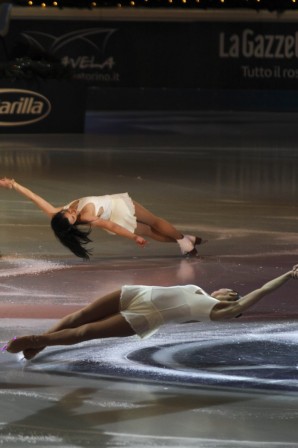 Kyoko Ina and Stefania Berton Capodanno On Ice 2012 patinage artistique patin à glace orbite la rotation des planètes dans l'univers