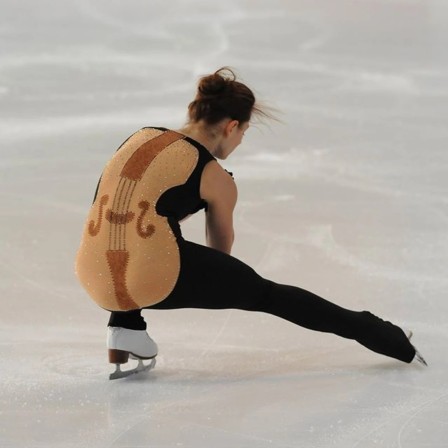 La patineuse artistique roumaine Julia Sauter porte un costume reproduisant un violon  ou un violoncelle lors du Trophée Nebelhorn 2014 1 point de pénalité pour effet de nudité