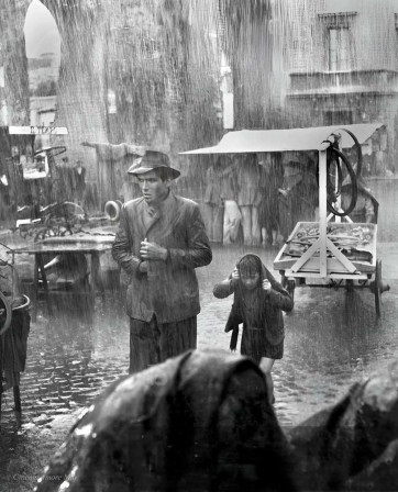 Lamberto Maggiorani and Enzo Staiola in a scene from ''Bicycle Thieves'', 1948, directed by Vittorio De Sica vélo pas un temps à voler des bicyclettes
