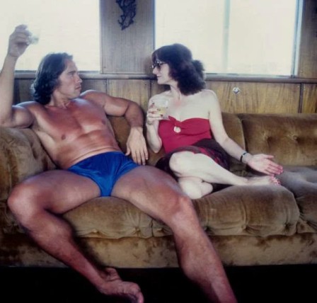 Le culturiste autrichien Arnold Schwarzenegger sur un yacht dans la Marina Del Rey avec une femme non nommée en septembre 1979 les gens avaient pris l'habitude de vivre en slip
