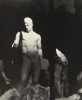 Lee Miller. Sculpture in Window, Paris, circa 1929 l'homme nu par la fenêtre