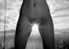 le soleil se lève entre les jambes d'une femme nue