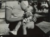 une mère donne le sein à un enfant qui tète les yeux fermés