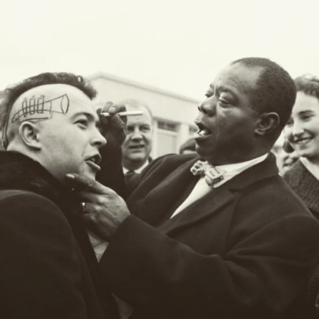 Louis Armstrong dessine une trompette sur la tête d'Elon Musk un punk français 1961.jpg, janv. 2024