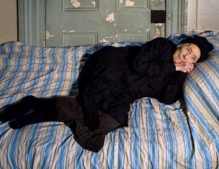 Louise Bourgeois se détendant dans son atelier parisien