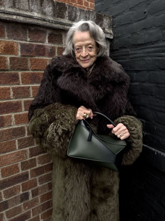 Maggie Smith by Juergen Teller for Loewe SS24 Harry Potter and Downton Abbey vieille actrice à la fourrure.jpg, janv. 2024