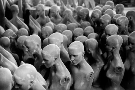 Mannequin Factory, Long Island City, Photo by Erich Hartmann, 1969 foule de mannequins manifestation défilé légions les foules artificielles