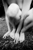 le genou d'une femme nue accroupie
