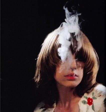 Marianne Faithfull derrière un nuage de fumée