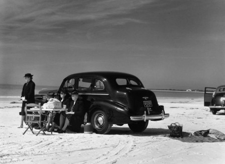 Marion Post Wolcott. Winter Visitors Picnicking on Running Board of Car on Beach, Sarasota, FL, 1941. on allait au bord de la mer en voiture