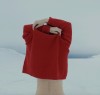 Marta Bevacqua le pull-over rouge mer froide et couleurs chaudes